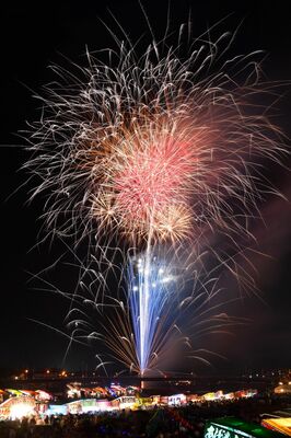 鹿沼の夜空を彩った色とりどりの花火＝26日午後７時50分、鹿沼市朝日町