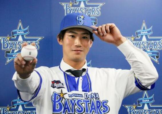 　現役ドラフトで中日からＤｅＮＡに移籍した浜＝１８日、横浜市の球団事務所