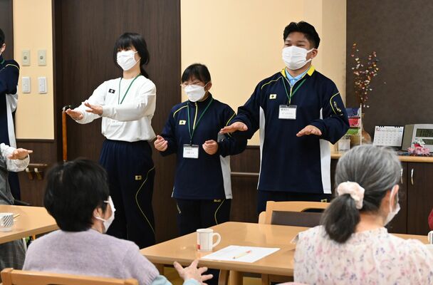 福祉施設で利用者とともに健康体操を実演する宇都宮青葉高等学園の生徒=5月1日、宇都宮市新町2丁目