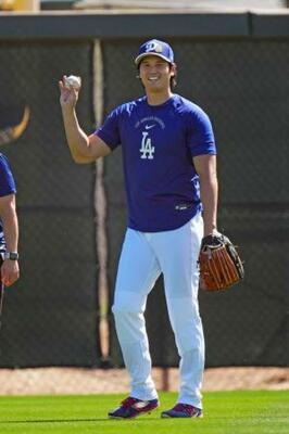 笑顔でキャッチボールするドジャース・大谷=グレンデール(共同)