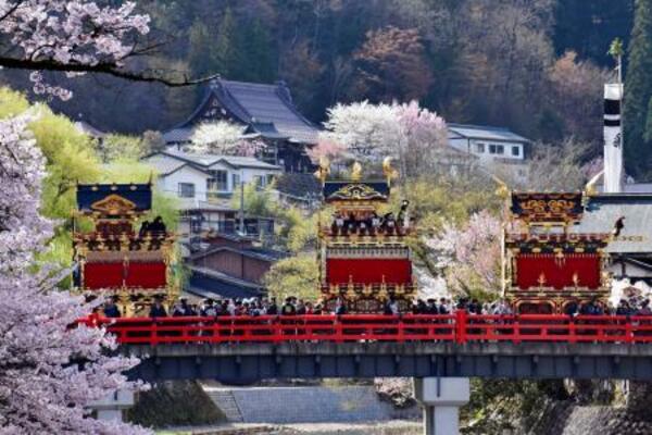 　「春の高山祭」で橋を渡る屋台＝１４日午前、岐阜県高山市