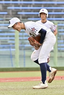 ２年連続の決勝進出を決め、拳を握って雄たけびを上げる佐野日大の主戦・鈴木＝清原