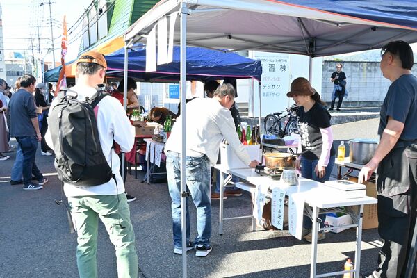 日本酒を買い求める来場者