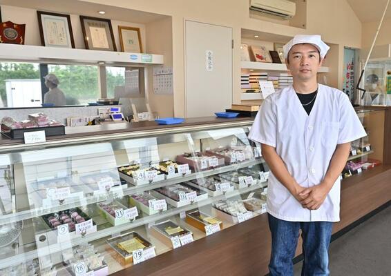 店内に立つ２代目店主の大貫さん