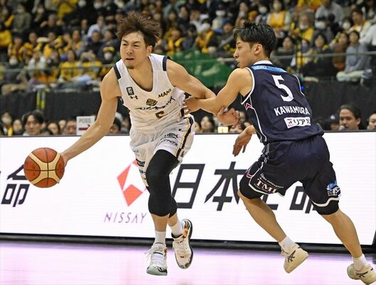 第３クオーター、ブレックスの比江島（左）が横浜ＢＣの河村をドリブルでかわす＝横浜市の横浜国際プール