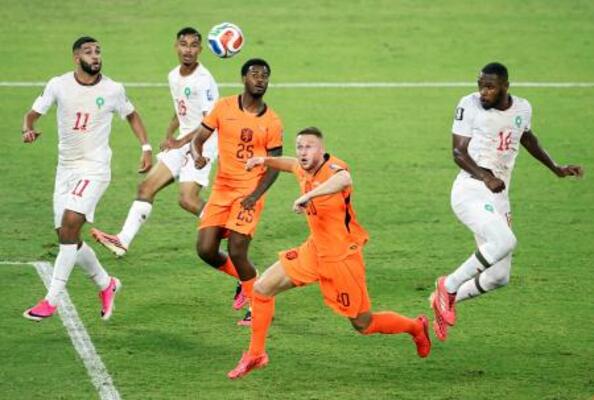 　オランダ―モロッコ　後半終了間際、ヘディングで同点ゴールを決めるモロッコのディオプ（右端）＝モンテレイ（ＦＩＦＡ提供・ゲッティ＝共同）