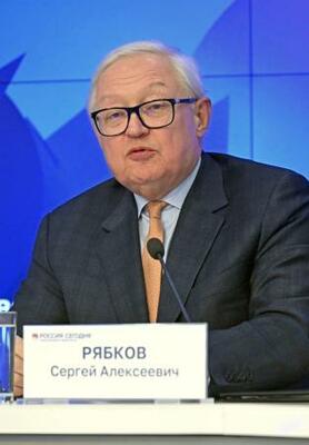 26日、モスクワで記者会見するロシアのリャプコフ外務次官(共同)