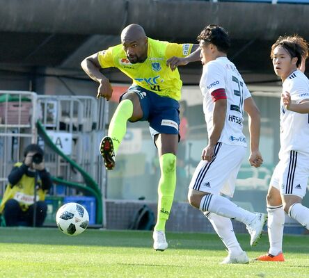 前半33分、栃木ＳＣのＤＦパウロンがシュートを放つ＝県グリーンスタジアム