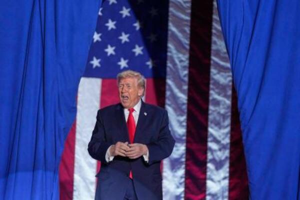 27日、米アイオワ州クライブで集会を開いたトランプ大統領(AP=共同)