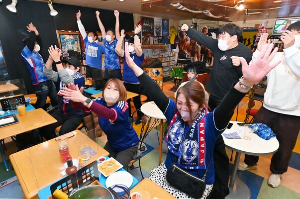 逆転して喜ぶ日本代表サポーター＝２日午前５時１０分、宇都宮市春日町