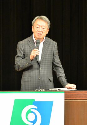 約１千人を前に講演する池上彰氏＝９日午後、県教育会館