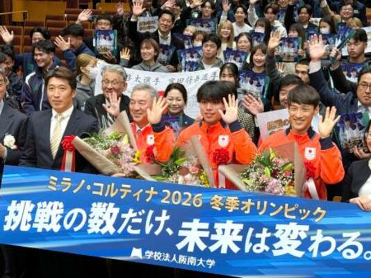 スピードスケート・ショートトラックの壮行会で、撮影に応じる(前列左から)西谷岳文さん、杉尾憲一監督、宮田将吾、渡辺啓太=22日、大阪府松原市の阪南大