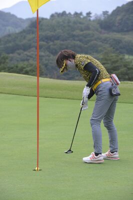 ３回目の優勝を飾った平野いずみ。プレーオフで優勝を決めるパーパットを沈める＝ハーモニーヒルズＧＣ