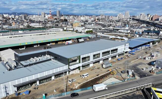 賑わいエリアの整備が進む宇都宮市中央卸売市場=2025年12月、宇都宮市簗瀬町、ドローンから