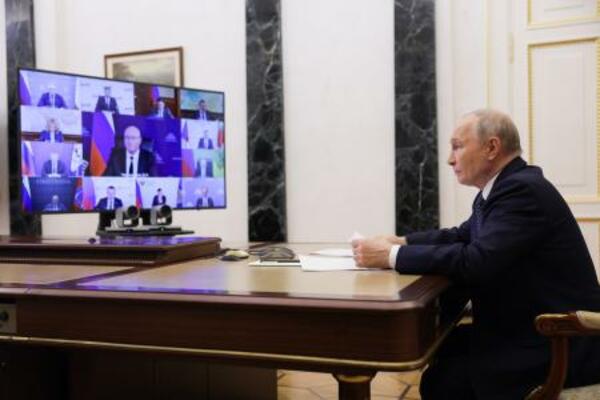 8日、モスクワでオンライン政府会合を開くロシアのプーチン大統領(ロシア大統領府提供・タス=共同)
