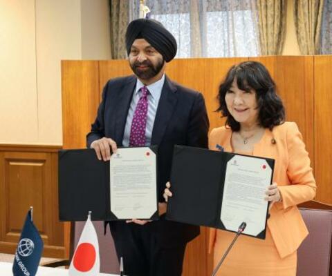 署名式に参加した片山財務相(右)と世界銀行のバンガ総裁=1日午前、財務省