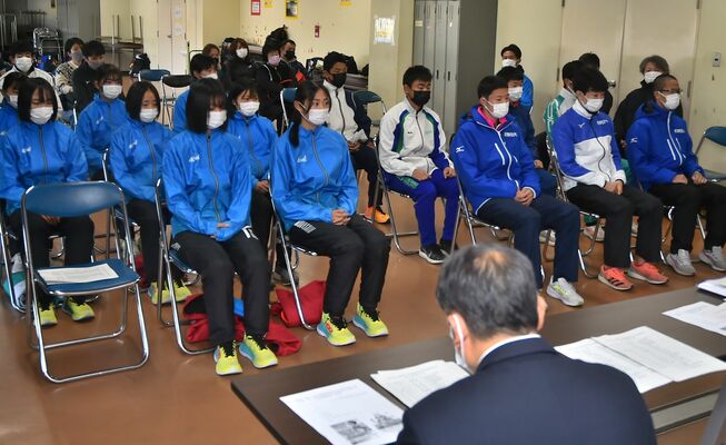結団式に臨んだ選手たち＝県総合運動公園第２陸上競技場