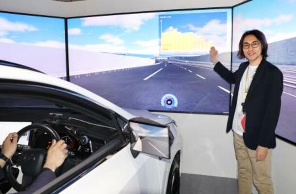 　「ウーブン・シティ」で公開された、危険を予測して運転手に注意を促すシステム＝２２日午前、静岡県裾野市