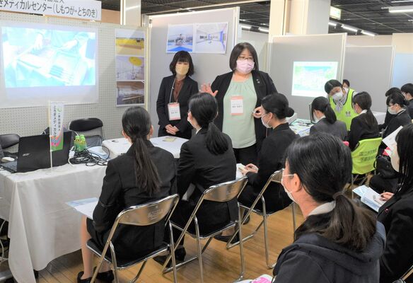 看護職ガイダンスで、病院職員の話を聞く学生ら