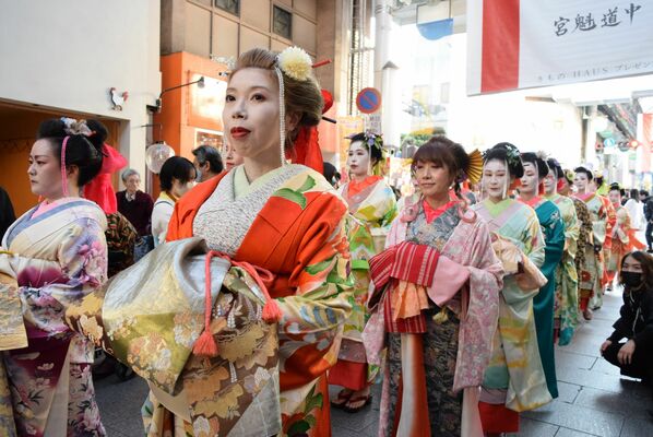 街なかをあでやかに彩った宮魁道中