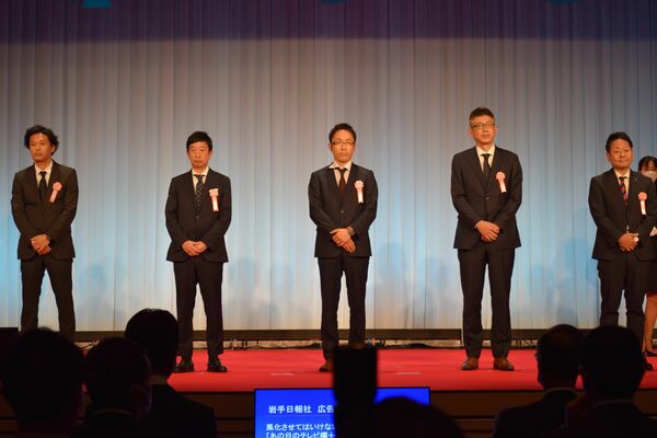 下野新聞社営業局などへの新聞広告賞贈賞式＝20日午後、東京都内