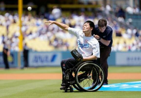 　ドジャース―オリオールズ戦で始球式を務める国枝慎吾さん＝ロサンゼルス（共同）