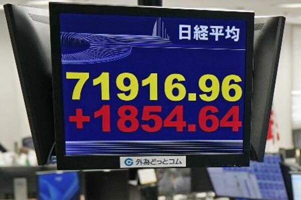 節目の7万1000円を回復した日経平均株価を示すモニター=1日午前、東京都港区の外為どっとコム