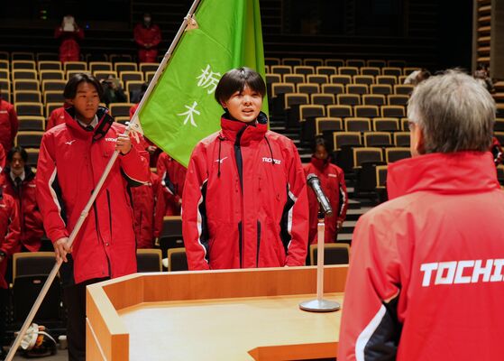 選手宣誓する藤田（中央）と旗手の谷津（左）＝道の駅日光街道ニコニコ本陣