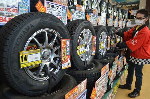 スタッドレスタイヤが並ぶカー用品店の売り場＝11月末、宇都宮市末広２丁目