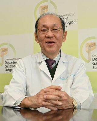 　取材に応じる岡山大の藤原俊義教授＝１９日、岡山市北区