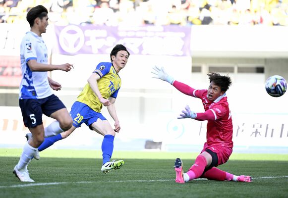 後半41分、栃木ＳＣのＦＷ矢野がゴールを決める＝カンセキスタジアムとちぎ、森田大地撮影