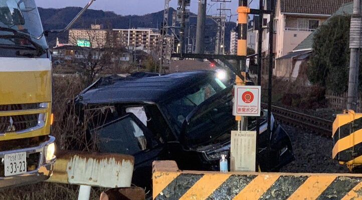 東武伊勢崎線の特急と衝突した車＝25日午後５時10分、足利市福居町