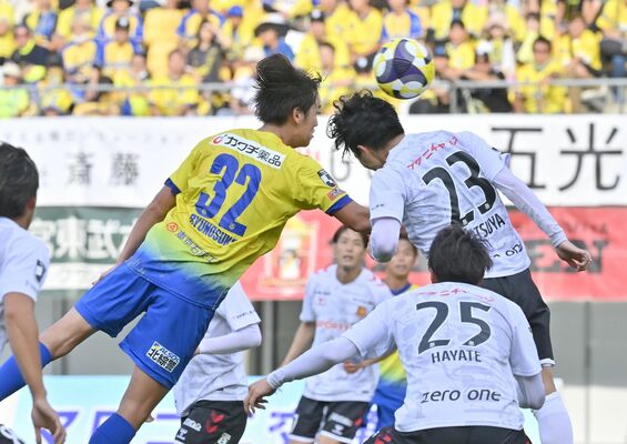後半33分、栃木ＳＣのＦＷ太田（左）が頭で先制ゴールを決める＝カンセキスタジアムとちぎ、広瀬華撮影