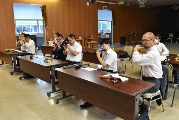 日本古来の楽器で雅楽を合奏する神職たち