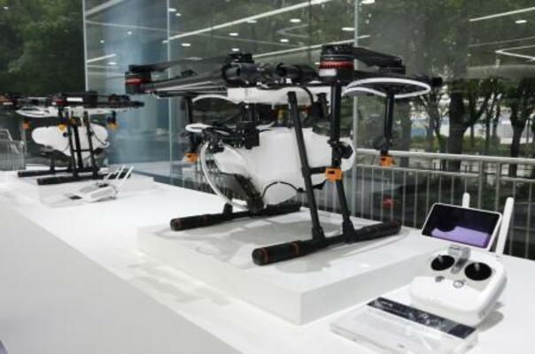 　中国メーカーのショールームに展示された農薬散布用ドローン＝２０１８年、中国・深☆（土ヘンに川）（共同）