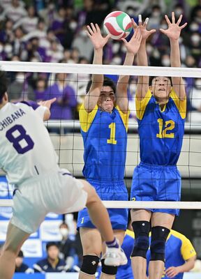 第２セット、ブロックに跳ぶ足大付の相田（中央）と野口（右）＝東京体育館