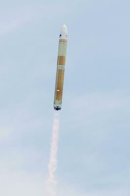 鹿児島県の種子島宇宙センターから打ち上げられ、上昇するＨ３ロケット６号機。固体燃料の補助ロケットがない「３－０形態」という新タイプの試験機での打ち上げに成功した＝12日午前９時54分