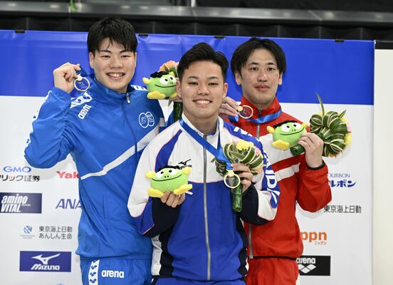 男子3メートル板飛び込みで準優勝し、表彰式で笑顔を見せる須山(左)=東京アクアティクスセンター、森田大地撮影