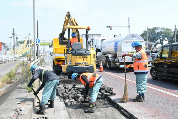 新４号国道で行われている補修工事。猛暑期の舗装作業では体感温度が70～80度になるという＝８月、小山市横倉