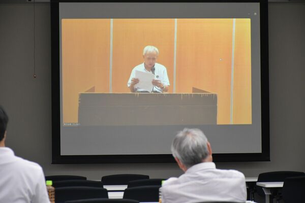 中継された市民集会で登壇する菅家さん＝28日午後、宇都宮市明保野町