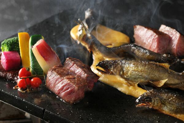 「鮎の石焼き」