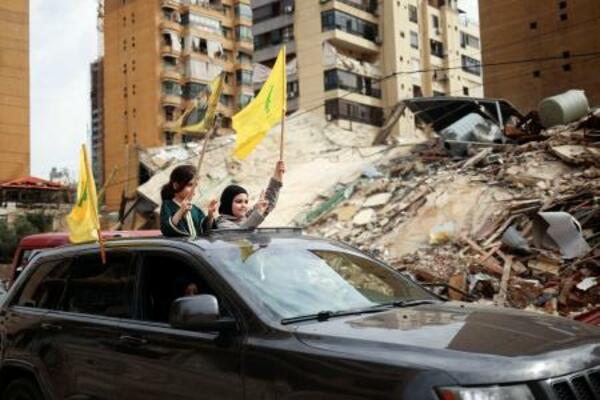 　レバノン・ベイルート南部で、イスラエルとの停戦発効を受けて家に向かう少女たち＝１７日（ロイター＝共同）