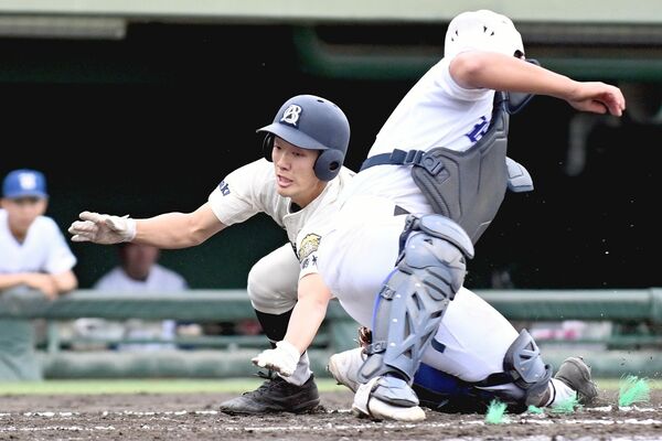 ３回、一、二塁間の挟殺プレーの間に文星付の三走・弓野が本塁を陥れる＝エイジェックスタジアム、田中勝撮影