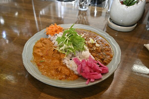 目玉メニューはキーマとバターチキンの合盛りカレー