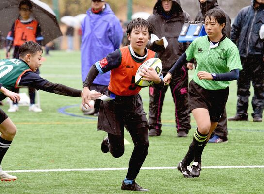 全国小学生タグラグビー北関東ブロック大会で主審を務める寺内（右）＝１月、佐野市運動公園