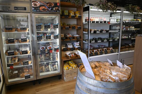 セレクトされた調味料や菓子、飲料など多彩な商品が並ぶ店内