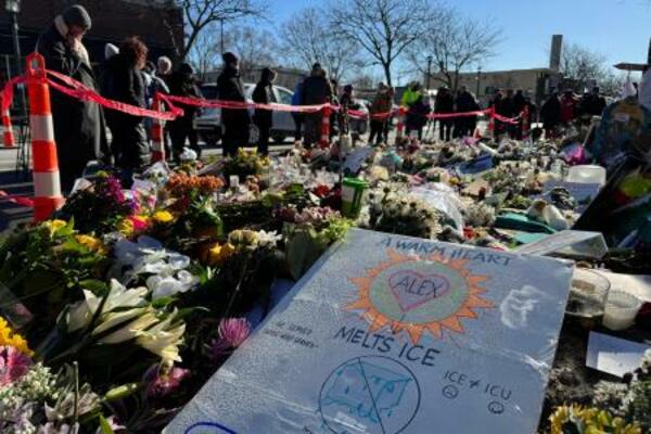 射殺された男性を追悼する花束などが置かれた事件現場=28日、ミネアポリス(AP=共同)