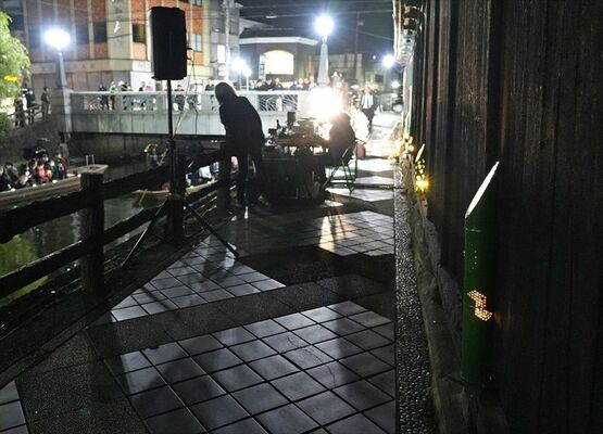 巴波川沿いに設置された竹あかり