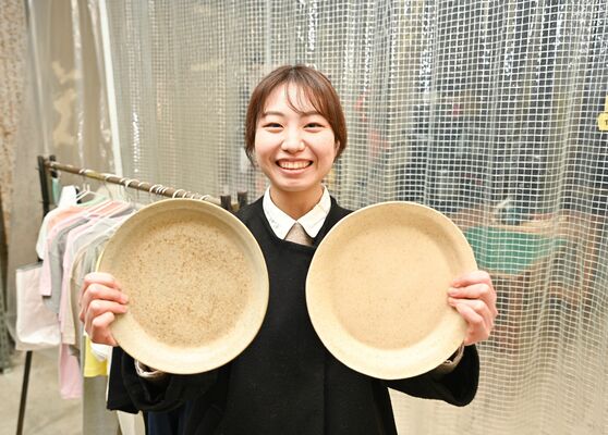 うわぐすりを開発した保坂さん。左が鹿白結晶釉、右が鹿白釉を使用