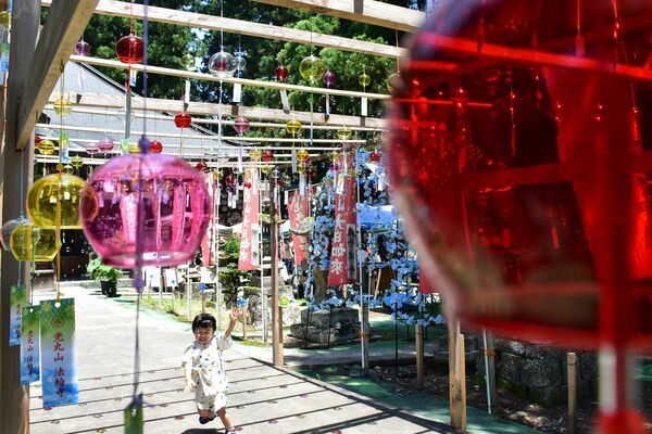 光丸山で開かれている風鈴祭り。シャボン玉も舞っている